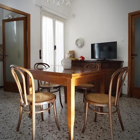 Sulle Vie Delle Cinque Terre, Nel Centro Storico Di Spezia! לה ספציה